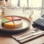 Comptabilité restauration – flat lay d’une assiette blanche avec un camembert alimentaire évoquant la TVA, calculatrice éteinte et porte-addition sur table de bistrot.