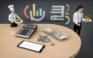 Illustration 3D semi-réaliste d’un comptoir de restaurant moderne en légère plongée avec calculatrice, ticket vierge, monnaie générique, smartphone à graphiques abstraits, chef et serveur en action et infographies sans texte, illustrant l’analyse de la **masse salariale restaurant**.